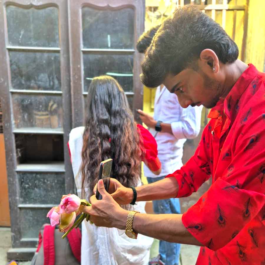 Kumortuli becomes a centre of attraction for photographers before Durga Puja