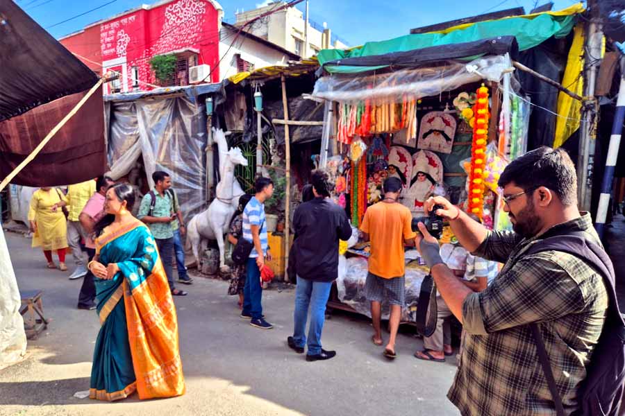 Kumortuli becomes a centre of attraction for photographers before Durga Puja