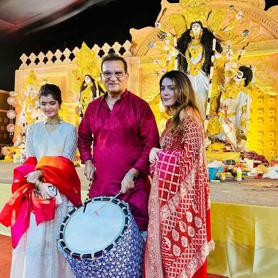 ঢাকের তালে কোমর দোলান অভিজিৎ নিজেও।