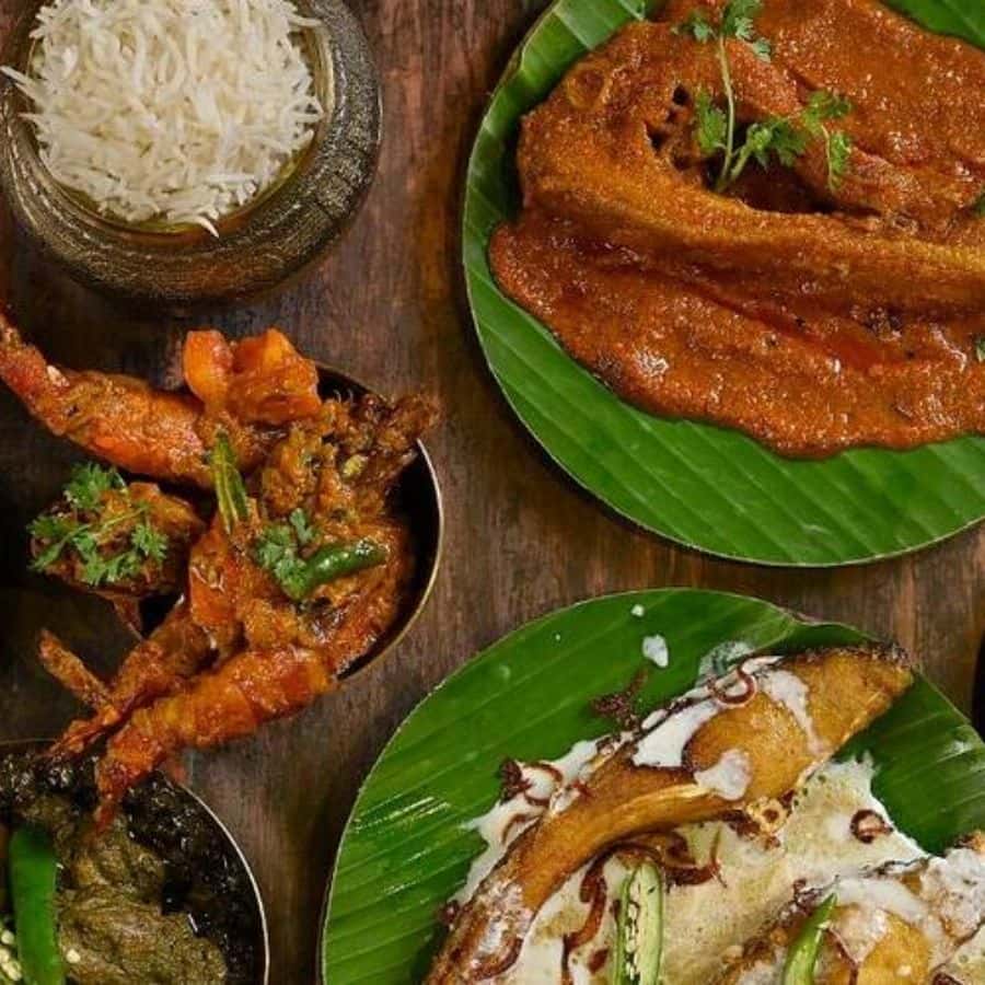 ফোর্থ স্ট্রিট ডাইনিং হল– অফিস পাড়ার প্রিয় দুপুরের খাবার খাওয়ার জায়গা। এদের থালিতে থাকে ভাত, ডাল, ভাজা, মাছ/চিকেন আর মিষ্টি—দিনভর ব্যস্ততার মাঝেই একটুখানি বাংলা স্বাদ পেতে এখানে আসতে পারেন।