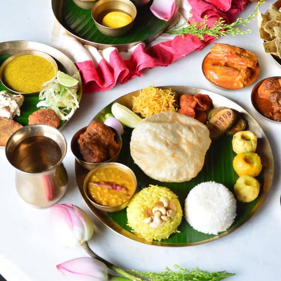 সোনার তরী– এখানে পাওয়া যায় ‘আনলিমিটেড’ বাঙালি থালি। হিঙের কচুরি, পোলাও, ডাল, ভাজা, মাছ, মটন, চিকেন, হাঁসের ডিম, শেষে পায়েস আর রাজভোগ থাকে— মানে এক কথায় পুজোর দিনে ভোজ-উৎসবের জমজমাট রূপ।