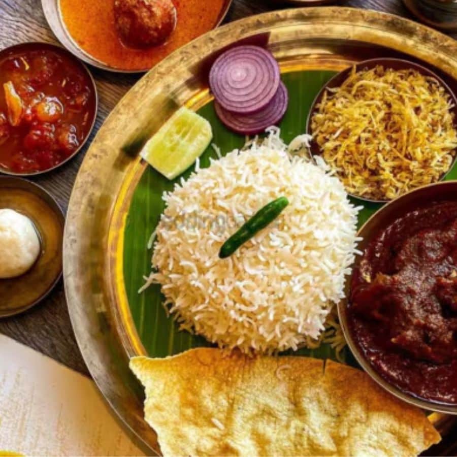 কাস্তুরি– ঢাকাই ‘মহারাজা থালি’ই এ বাড়ির গর্ব। ভাত, লুচি, ডাল, মাছ, চিকেন, মটন, নানা ধরণের পদ যেমন রয়েছে তেমনই পাবেন কাঁচা লঙ্কা পোস্ত মুরগি বা পাবদার ঝাল। সঙ্গে চাটনি, মিষ্টি তো থাকছেই। (এই প্রতিবেদনটি ‘আনন্দ উৎসব’ ফিচারের একটি অংশ)।   