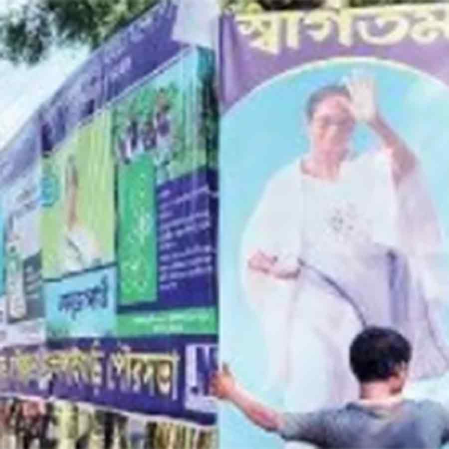 ফ্লেক্সে ঢেকেছে জলপাইগুড়ির রাস্তা। মঙ্গলবার।