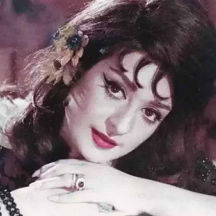 গত বছর সঞ্জয়ের জন্মদিন উপলক্ষে সমাজমাধ্যমে একটি ছবি পোস্ট করেছিলেন সায়রা। সেই পোস্টে তাঁর প্রতি সঞ্জয়ের অগাধ ভালবাসা থাকার কথা জানিয়েছিলেন তিনি। সঞ্জয় নাকি নার্গিসের সামনে সায়রাকে বিয়ের প্রস্তাব দিয়েছিলেন।