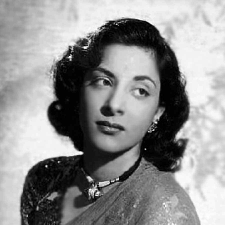 সঞ্জয়ের চেয়ে সায়রা ১৫ বছরের বড়। পারিবারিক সম্পর্ক থাকায় দিলীপ-সায়রার বাড়ির সকল অনুষ্ঠানেই যেতেন নার্গিস। নার্গিসকে সব অনুষ্ঠানেই সঙ্গ দিতে দেখা যেত সঞ্জয়কে।