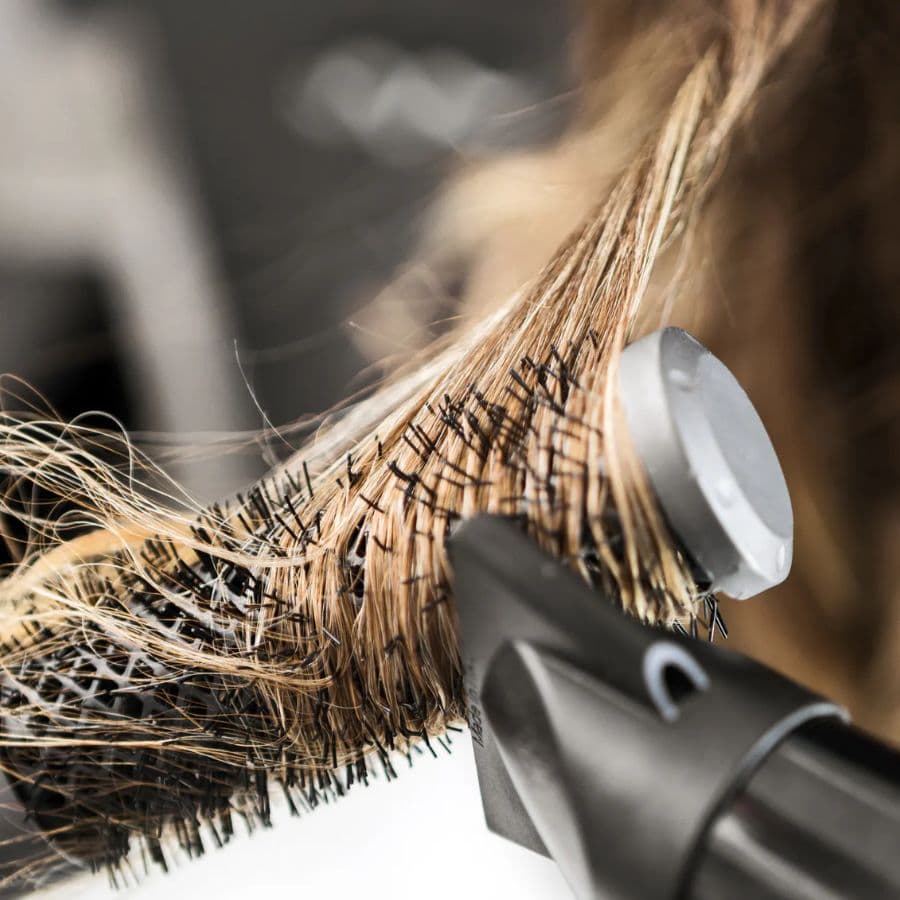 স্টাইলিংয়ের জন্য তাপ, ক্ষতি কতটা?   পুজো মানেই নিত্যনতুন স্টাইল। তার জন্য চুলে তাপ ব্যবহার করা খুবই স্বাভাবিক। কিন্তু, অতিরিক্ত তাপে চুল তার প্রাকৃতিক আর্দ্রতা হারায়। যার ফলে চুল হয়ে ওঠে রুক্ষ ও ভঙ্গুর। চুলের গোড়া থেকে ডগা পর্যন্ত ক্ষতিগ্রস্ত হতে পারে।