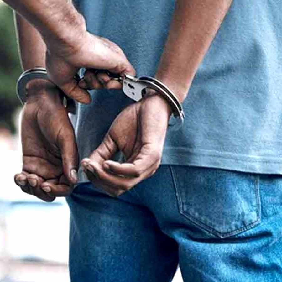 Man pretends to help woman crossing road, steals cash and mobile from her purse instead