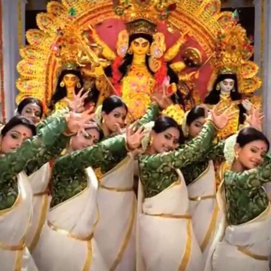 বাঙালির শ্রেষ্ঠ উৎসব দুর্গাপুজো। শারদোৎসব বাংলার অর্থনীতির অন্যতম চালিকাশক্তিও বটে। পুজোর চারটে দিন উপলক্ষে কোটি কোটি টাকার ব্যবসা-বাণিজ্য হয়। একাধিক সংস্থা তৈরি করে বিজ্ঞাপনী ছবি। শারদীয় প্রচারের জন্য তৈরি সেই শত শত বিজ্ঞাপনী ছবির মধ্যে এমন কয়েকটি রয়েছে, যা নিছক বিজ্ঞাপনের পরিচয় পেরিয়ে হয়ে উঠেছে দুর্গাপুজোর অবিচ্ছেদ্য অঙ্গ। কাহিনির জোরে আজও সে সব ছবি উসকে দেয় পুজোর নস্টালজিয়া।