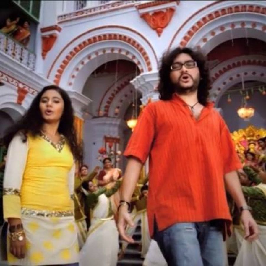 সেই শারদ-বিজ্ঞাপন, ‘এই প্রাণ ঢালা উৎসবে বার বার/ আলো আশা ভালবাসা মিশে একাকার...’-র সুর আজও বাঙালি বাড়িতে বয়ে আনে পুজোর আবেগ। বাড়ির পুজোর আয়োজন, বনেদিবাড়ির ঠাকুর দালান, আল্পনা থেকে অঞ্জলি, পরিপূর্ণ সংসার, একান্নবর্তী পরিবারের ছবি বেঁধে থাকার স্মৃতিকে উসকে দেয়।