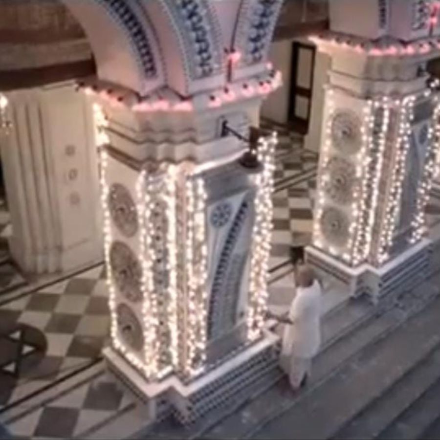 এ বার জমবে মজা: ২০০৯ সালে জনপ্রিয় ঠান্ডা পানীয় সংস্থা ‘থামস আপ’ হাজির হয় এক হৃদয় নিংড়ে দেওয়া বিজ্ঞাপনী ছবি নিয়ে। পাড়ার বনেদিবাড়ির পুজো বন্ধ হতে বসেছে। মন খারাপ পাড়ার তরুণ-তরুণীদের। যে পুজোয় এত কাল তারা আনন্দ করত, তা বন্ধ হয়ে যাবে? কোমর বেঁধে নেমে পড়ে নবীনেরা। তাদের উদ্যোগেই পুজো হয় শেষমেষ। 