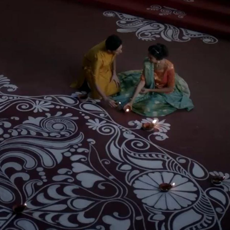 আজও পুজোর সময়ে এই প্রেমের গপ্পে জিয়া নস্টালে ডুব দেয় বাঙালি। উপরি পাওনা অনুপম রায়ের কণ্ঠে, ‘কে তোমার ভালবাসায়, খুব তোমায় কাছে পাওয়ার গান গায়...’।