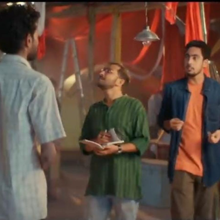 ইচ্ছা থাকলে উপায় কই বলো?: ইচ্ছে থাকলে উপায় যে হয়, তা প্রমাণ করে দিয়েছিল ২০২৩ সালের ‘রিলায়েন্স ডিজিটাল’-এর পুজোর বিজ্ঞাপনী ছবি। শহরে মণ্ডপ গড়ে গাঁয়ে ফিরে যান কানাইদাদের মতো অনেকে। 