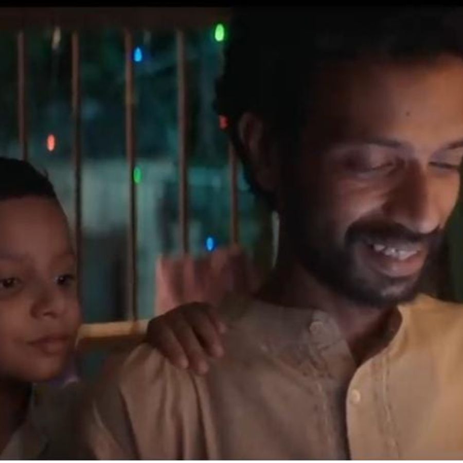 পুজোর দিনে ঝলমলে আলোয় নিজেদের হাতে গড়া মণ্ডপ দেখার সৌভাগ্য হয় না তাঁদের। হয়তো মনের কোনও গহীন কোণে জমে থাকে আক্ষেপ। সেই আক্ষেপ মেটানোর দায়িত্ব কাঁধে তুলে নেয় পাড়ার তরুণ তুর্কীরা। নতুন স্মার্ট ফোনে ভিডিও কলের দৌলতে কানাইদারা সপরিবারে দেখেন তাঁদের হাতে গড়া মণ্ডপ। এ ভাবে দুর্গাপুজো হয়ে ওঠে সর্বজনের উৎসব। তবেই তো পুজোর সার্থকতা। সে ভাবনা নতুন করে আলোড়িত করেছিল এই বিজ্ঞাপন।