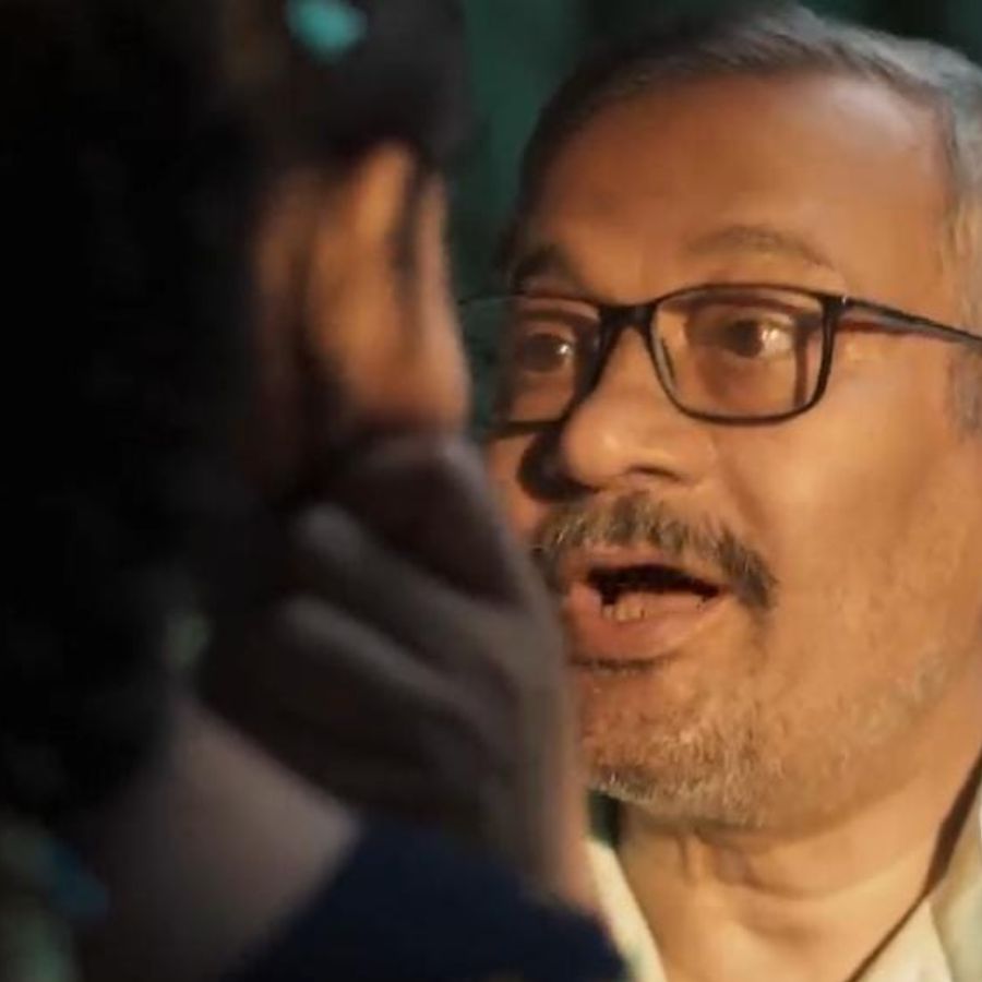 এ বারের পুজো আমাদের সাথে কাটাবে?: ২০২২ সালে ‘স্মার্ট বাজার’-এর বিজ্ঞাপনী ছবিতে উঠে এসেছিল এক সামাজিক বার্তা– পুজো সব্বার। কোনও ভেদ নেই, কোনও দ্বেষ নেই। বেশ্যালয়ের মাটি ছাড়া দুর্গা প্রতিমা গড়া যায় না। কিন্তু যাঁদের বাড়ির উঠোনের মাটি ছাড়া মৃন্ময়ী রূপ পান না, তাঁরা কি পুজোয় সামিল হন? ঠাকুর দেখতে বেরোন? সে প্রশ্নই উসকে দিয়েছিল এই বিজ্ঞাপনটি।