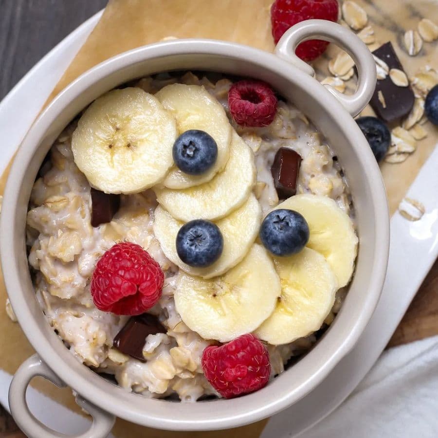 ২.ফাইবার সমৃদ্ধ খাবার খাবেন – শাকসবজি, ডাল, ওটস, স্যালাড, ফল (আপেল, পেয়ারা, কলা, পেঁপে)। দুধ ও দুগ্ধজাত খাবার অনেকের ক্ষেত্রে হজমে সমস্যা করে। প্রয়োজনে এড়িয়ে চলুন।