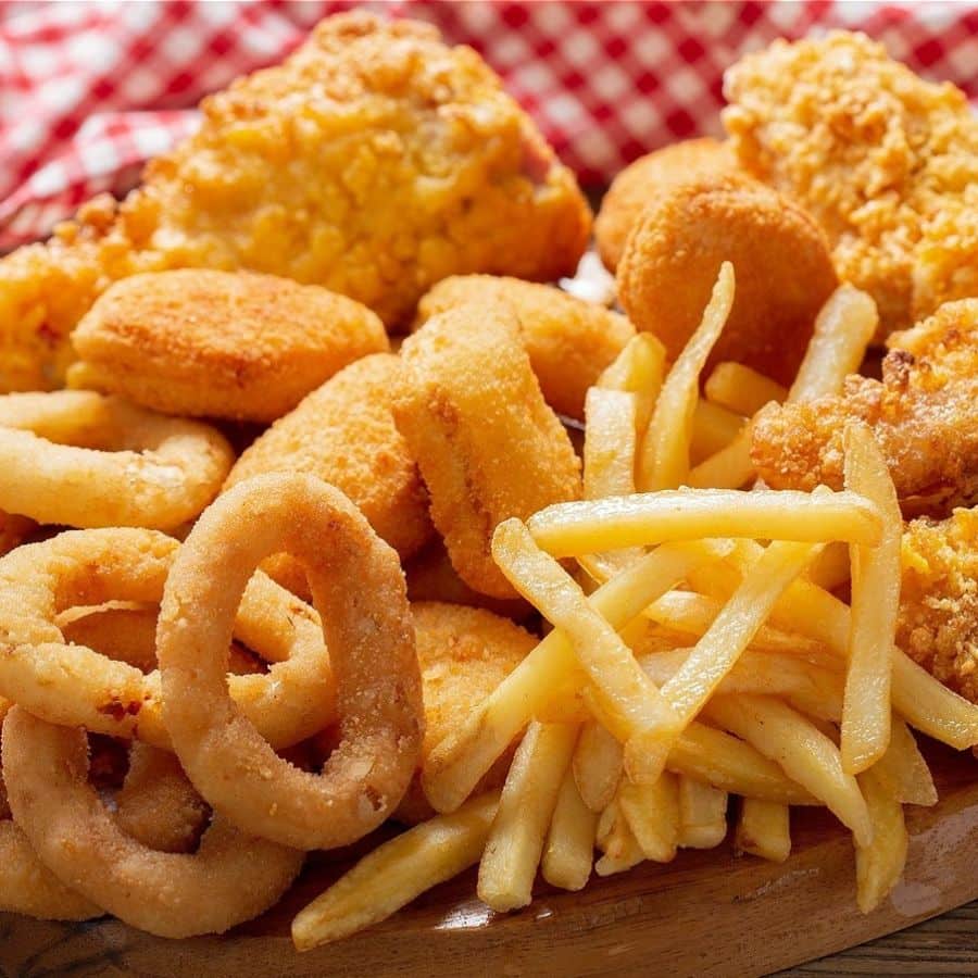 ৩.তেল-ঝাল ও ভাজাভুজি এড়িয়ে চলুন – এগুলো হজমে সমস্যা বাড়ায়।