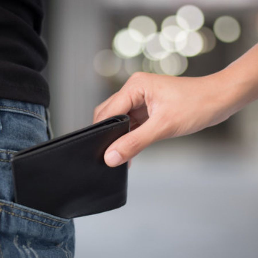 দুর্গাপুজোর সময় ঠাকুর দেখতে বেরিয়ে পকেটমারি হওয়ার আশঙ্কা থাকেই। বিশেষ করে যখন ভিড় বেশি থাকে, তখন এই ধরনের অপরাধের ঝুঁকি অনেক বেড়ে যায়। এ ক্ষেত্রে পকেটমারি থেকে বাঁচার উপায় এবং পকেটমারি হয়ে গেলে সেই ব্যক্তির কী কী করণীয়, তা বিস্তারিত ভাবে তুলে ধরা হল।