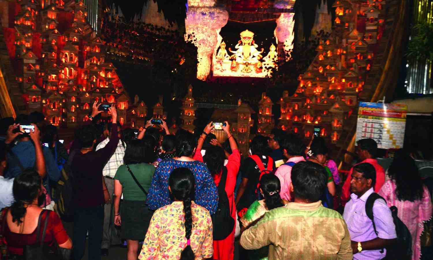 ভিড়ে সাবধান হন: পুজোর আনন্দে গা ভাসানোর আগে জেনে নিন কিছু জরুরি সতর্কতা। কারণ, এক মুহূর্তের অসাবধানতায় আপনার পকেট ফাঁকা হয়ে যেতে পারে! 