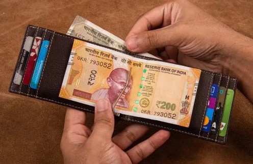 মানিব্যাগ রাখুন সুরক্ষিত জায়গায়: মানিব্যাগ বা পার্স সব সময় এমন পকেটে রাখুন যা সহজে ধরা বা কাটা যাবে না। পিছনের পকেটে মানিব্যাগ রাখা খুবই ঝুঁকিপূর্ণ। সামনের পকেটে বা বুকের ভেতরের পকেটে রাখুন। যদি ব্যাগ থাকে, তবে ব্যাগের চেন ভাল করে বন্ধ করে রাখুন।