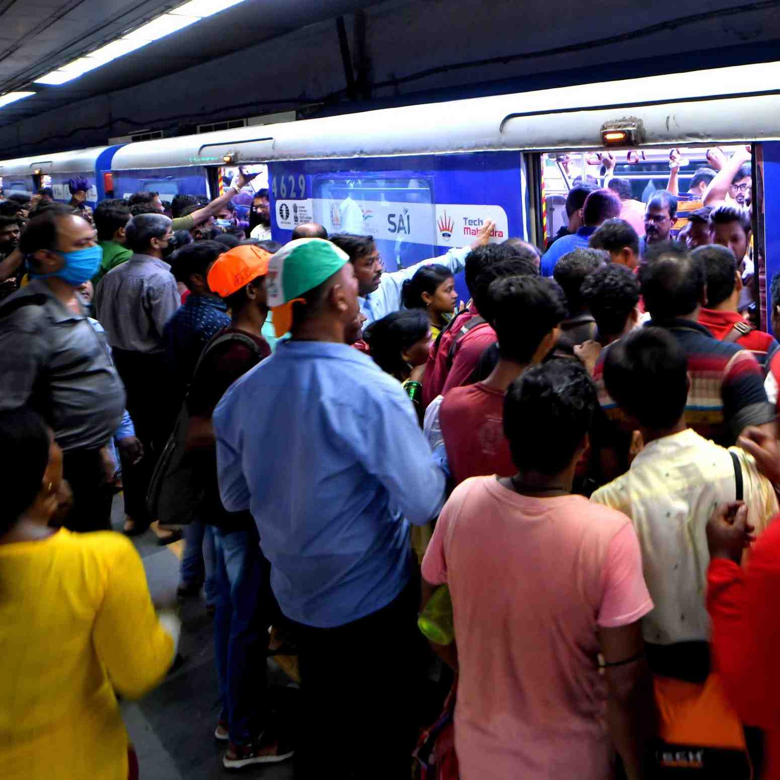 সতর্ক থাকুন, দূরত্ব বজায় রাখুন: যেখানে খুব বেশি ভিড়, যেমন মেট্রো স্টেশন, বাস স্ট্যান্ড বা বড় প্যান্ডেলের প্রবেশ দ্বার - এই সমস্ত জায়গাতেই পকেটমারদের আনাগোনা বেশি হয়। এই ধরনের জায়গায় সতর্ক থাকুন এবং সম্ভব হলে একটু দূরত্ব বজায় রেখে চলুন।
