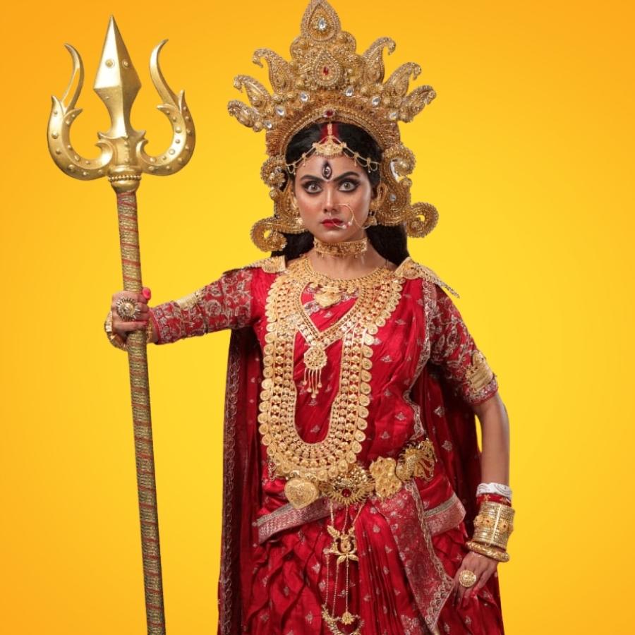 জ়ি বাংলার পর্দায় এ বার মহিষাসুরমর্দিনী এবং পার্বতী রূপে ধরা দেবেন ইধিকা পাল। তাঁর রূপ আগেই প্রকাশ্যে এসেছিল ঝলকে। 