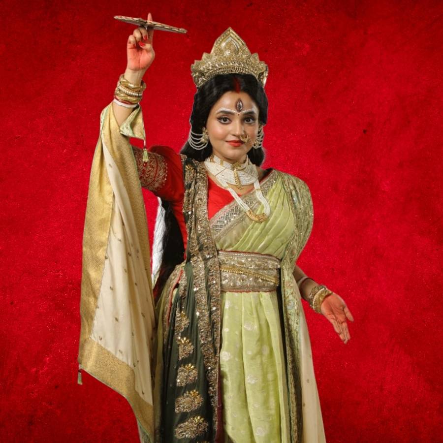 দেবী জগদ্ধাত্রী রূপে অঙ্কিতা নন, বরং দেখা মিলবে ‘আনন্দী’। অর্থাৎ অন্বেষা হাজরার। 