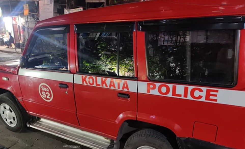 দ্রুত নিকটবর্তী থানায় যোগাযোগ করুন: পকেটমারি হলে যত দ্রুত সম্ভব নিকটবর্তী পুলিশ স্টেশন বা পুজো মণ্ডপে থাকা পুলিশ ক্যাম্পে যান। সেখানে একটি এফআইআর দায়ের করুন। খোয়া যাওয়া জিনিসপত্রের বিস্তারিত বিবরণ দিন।