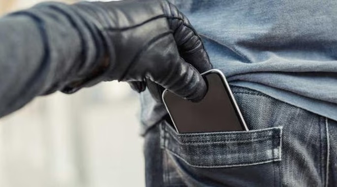 হারিয়ে যাওয়া ফোন খুঁজে পেতে এই ব্যবস্থা নিন: যদি মোবাইল ফোন খোয়া যায়, তবে অন্য ফোন থেকে আপনার নিজের নম্বরে কল করুন। যদি বন্ধ থাকে, তবে আইএমইআই নম্বর ব্যবহার করে ফোনের অবস্থান খুঁজে পাওয়ার চেষ্টা করুন। এর জন্য পুলিশের সাহায্য নিতে পারেন। মনে রাখবেন, খোয়া যাওয়া ফোন ফিরে পাওয়ার সম্ভাবনা খুব কম, তাই সতর্ক থাকাটাই সবচেয়ে ভাল উপায়।  (এই প্রতিবেদনটি ‘আনন্দ উৎসব’ ফিচারের একটি অংশ)।