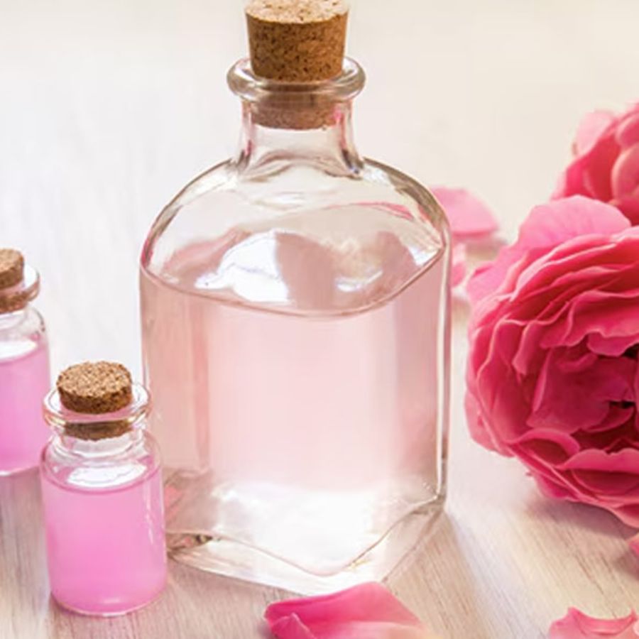 কী ভাবে ব্যবহার করবেন: একটি কাঁচের বোতলে ২ ভাগ গ্লিসারিন এবং ৮ ভাগ গোলাপ জল নিন। ভাল ভাবে মিশিয়ে নিন। প্রতি দিন রাতে ঘুমোনোর আগে মুখ ভাল ভাবে পরিষ্কার করে এই মিশ্রণটি তুলার সাহায্যে মুখে লাগান। এটি মুখে লাগানোর পর আলতো ভাবে মালিশ করুন যাতে ত্বকে ভাল ভাবে মিশে যায়। এই মিশ্রণটি নিয়মিত ব্যবহার করলে আপনার ত্বক হবে নরম, মসৃণ এবং কাঁচের মতো উজ্জ্বল।