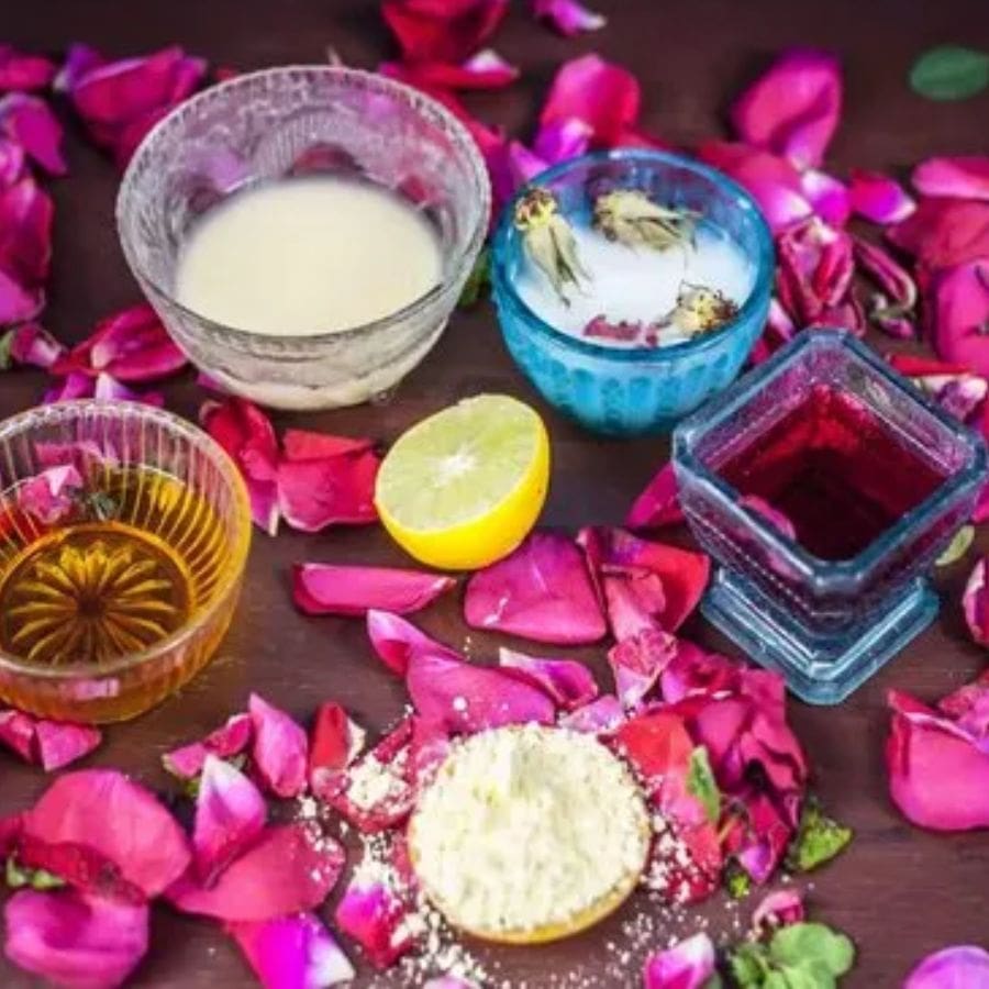 গ্লিসারিন ও লেবুর রস: যদি আপনার ত্বক শুষ্ক হয়, তা হলে গ্লিসারিনের সঙ্গে কয়েক ফোঁটা লেবুর রস মিশিয়ে লাগাতে পারেন। এটি ত্বকের কালো দাগ হালকা করতে সাহায্য করে। তবে সংবেদনশীল ত্বকের জন্য এটি ব্যবহার না করাই ভাল।