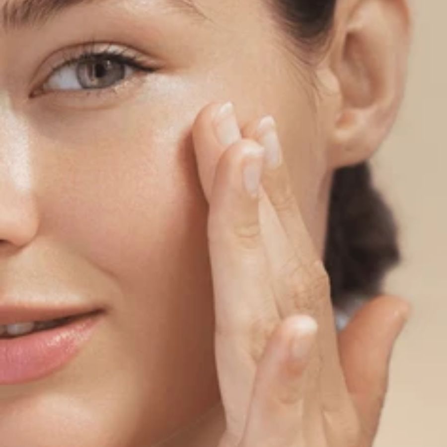 মনে রাখুন: অতিরিক্ত ব্যবহার নয়: গ্লিসারিন খুব ঘন একটি উপাদান, তাই এটি সরাসরি ত্বকে ব্যবহার করা উচিত নয়। সব সময় এটি গোলাপ জল বা অন্য কোনও উপাদানের সঙ্গে মিশিয়ে ব্যবহার করুন।