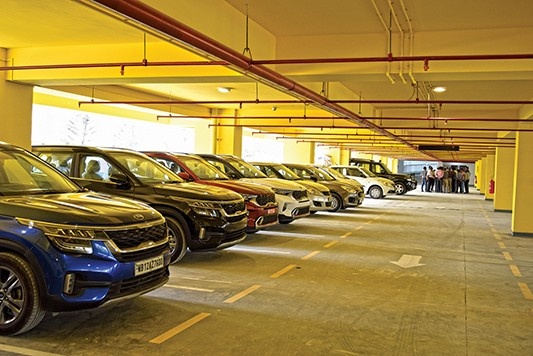 নির্দিষ্ট পার্কিং লট ব্যবহার করুন: রাস্তার ধারে গাড়ি পার্কিং করা ঝুঁকিপূর্ণ হতে পারে। এতে এক দিকে যেমন ট্রাফিক জ্যাম হতে পারে, তেমনি গাড়ির ক্ষতি হওয়ারও আশঙ্কা থাকে। তাই সর্বদা নির্দিষ্ট পার্কিং লট বা স্থানে গাড়ি পার্ক করুন।