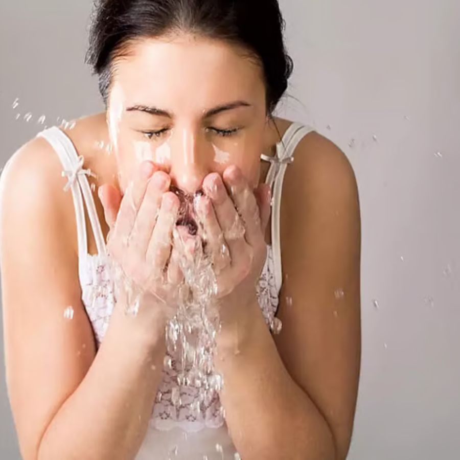 সকালে পরিষ্কার: রাতে গ্লিসারিন মিশ্রণটি ব্যবহার করার পর সকালে উঠে হালকা গরম জলে মুখ ধুয়ে নিন। এতে ত্বক সতেজ থাকবে।