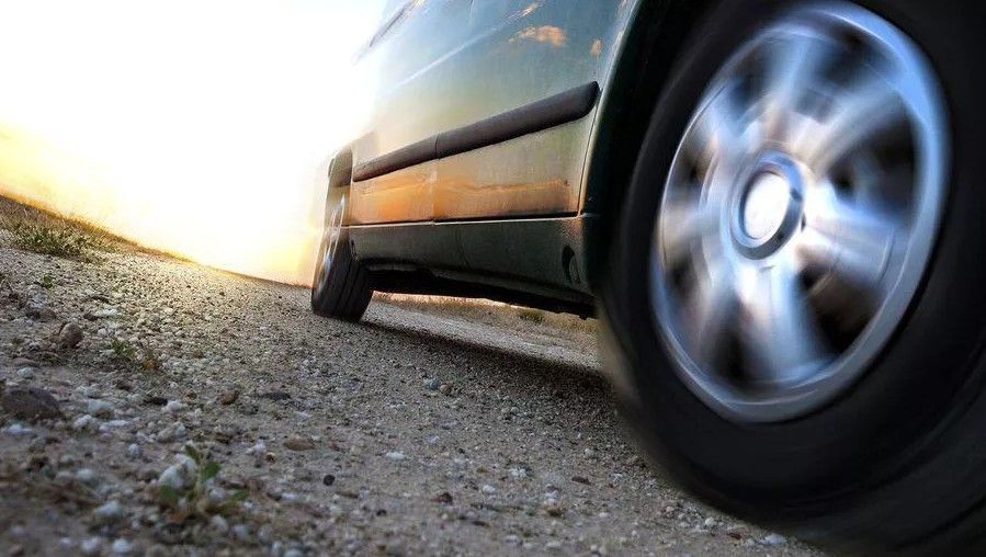 গাড়ির চাকা ও তেল পরীক্ষা করে নিন: বেরোনোর আগে গাড়ির তেল, চাকা এবং অন্যান্য গুরুত্বপূর্ণ বিষয়গুলি একবার দেখে নিন। কোনও সমস্যা হলে সঙ্গে সঙ্গে তা সারিয়ে নিন। মাঝরাস্তায় গাড়ি খারাপ হলে তা বড় সমস্যার কারণ হতে পারে।