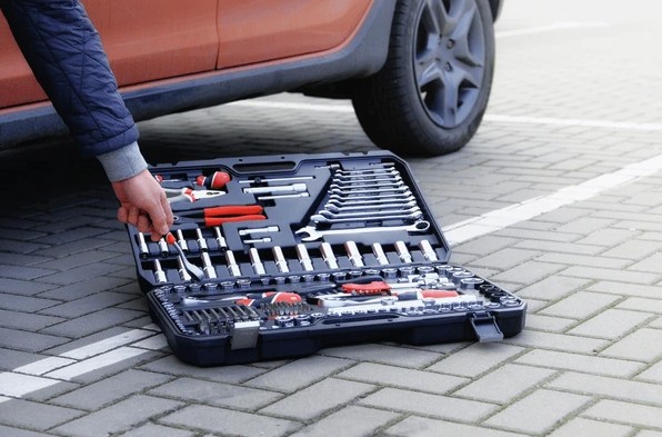 সঙ্গে জরুরি জিনিসপত্র রাখুন: গাড়িতে ফার্স্ট এইড কিট, টর্চ লাইট এবং গাড়ির টুল কিট রাখুন। কোনও জরুরি পরিস্থিতিতে এগুলি কাজে আসতে পারে।