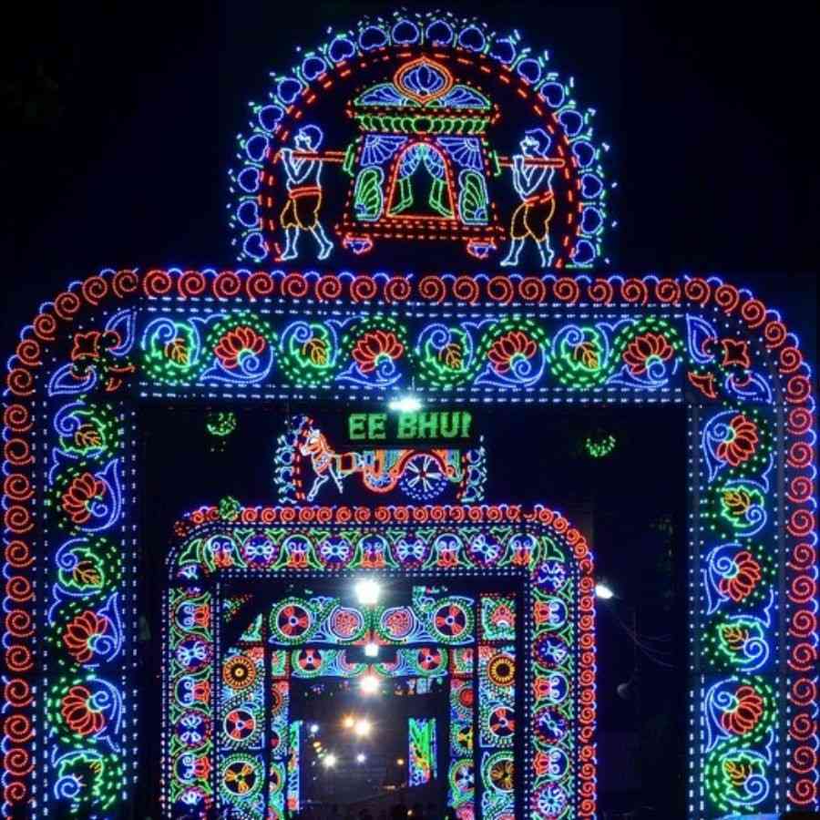 শহর কলকাতা ও তার আশেপাশের একাধিক ক্লাব দুর্গাপুজোয় তাদের অসাধারণ আলোকসজ্জা করানোর জন্য বিখ্যাত। প্রতি বছরই এই ক্লাবগুলি তাদের নতুন নতুন থিমের মাধ্যমে দর্শকদের চমক দেয়। এ বছরও তার ব্যতিক্রম নয়। এমনই কয়েকটি ক্লাবের তালিকা এখানে দেওয়া হল, যাদের পুজোর আলোর কাজ সকলের নজর কাড়ে।