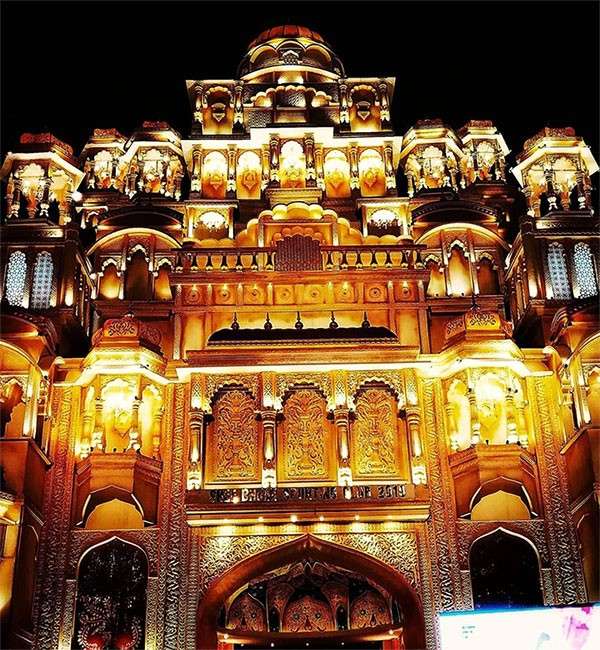  শ্রীভূমি স্পোর্টিং ক্লাব: বরাবরই শ্রীভূমি স্পোর্টিং ক্লাব তাদের চোখ ধাঁধানো থিম এবং আলোকসজ্জার জন্য পরিচিত। গত কয়েক বছরে তারা বিভিন্ন বিখ্যাত স্থাপত্যের আদলে মণ্ডপ তৈরি করেছে। যা দেখতে লক্ষ লক্ষ মানুষের ভিড় জমে। এ বছরও তাদের লাইটিং দর্শকদের মুগ্ধ করবে বলে আশা করা যায়।