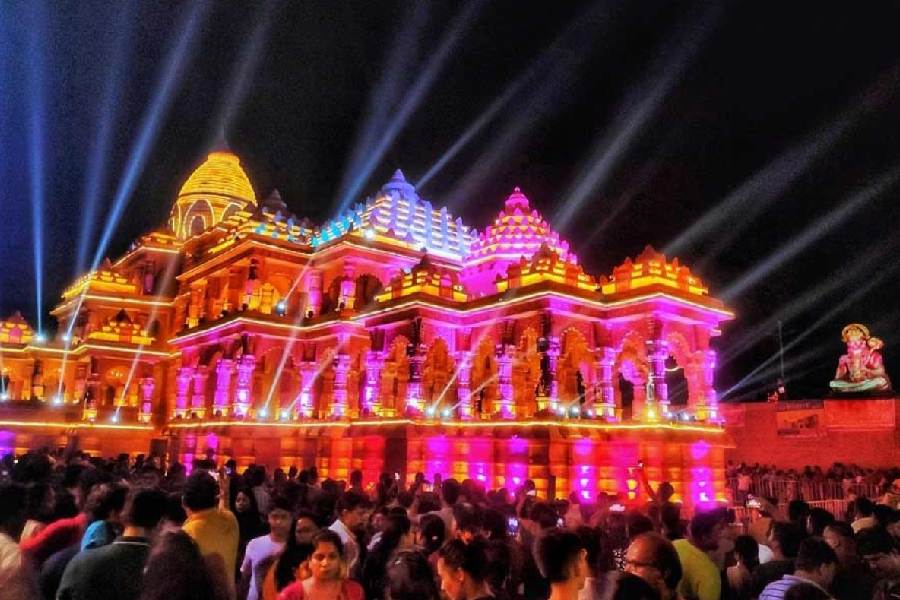 সন্তোষ মিত্র স্কোয়ার: কলকাতার অন্যতম সেরা পুজোর লাইটিং দেখতে চাইলে আপনাকে অবশ্যই যেতে হবে সন্তোষ মিত্র স্কোয়ারে। তাদের আলোকসজ্জার সঙ্গে থিমের দারুণ মেলবন্ধন ঘটে। 