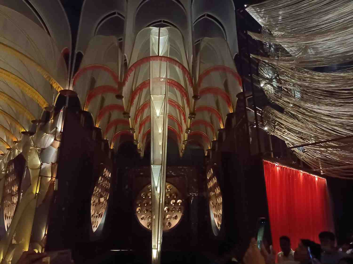 চোরবাগান সার্বজনীন: উত্তর কলকাতার অন্যতম প্রাচীন এই পুজোটি তার লাইটিং-এর জন্য বিখ্যাত। চোরবাগান সার্বজনীন-এর আলোকসজ্জা বেশ আধুনিক এবং সৃজনশীল হয়। মণ্ডপের সঙ্গে সামঞ্জস্য রেখে তাদের আলোর কাজ এক ভিন্ন মাত্রা যোগ করে।