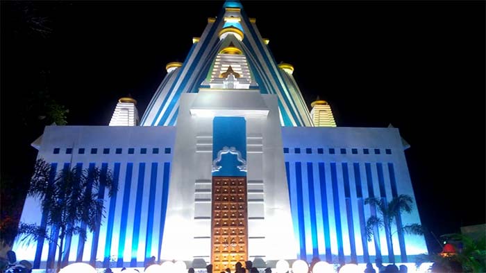 কুমারটুলি পার্ক: কুমারটুলি পার্কের পুজো মূলত তাদের প্রতিমার জন্য পরিচিত হলেও, সাম্প্রতিক বছরগুলিতে তাদের আলোকসজ্জাও বেশ আকর্ষণীয় হয়ে উঠেছে। থিমের সঙ্গে সামঞ্জস্য রেখে হালকা এবং মনমুগ্ধকর আলোর ব্যবহার তাদের পুজোর সৌন্দর্য্য আরও বাড়িয়ে তোলে।