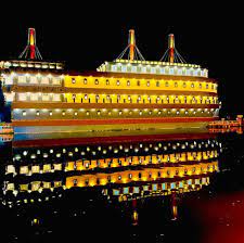 বরানগর নেতাজি কলোনি লোল্যান্ড: বরানগরের এই পুজোটিও তার ব্যতিক্রমী থিম এবং আলোকসজ্জার জন্য বিখ্যাত। প্রতি বছর তারা নতুন কিছু করে দেখানোর চেষ্টা করে, যা দর্শনার্থীদের মুগ্ধ করে। এখানকার লাইটিং-এর কাজ শহরের অন্যতম সেরা।