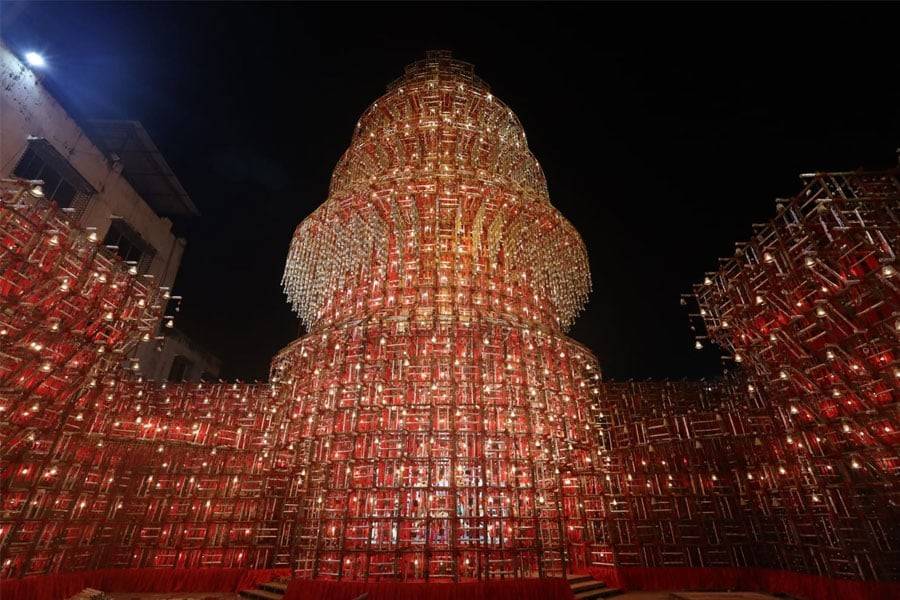 কালীঘাট মিলন সংঘ: কালীঘাটের এই পুজোটি তার সহজ-সরল কিন্তু মনকাড়া আলোর সাজের জন্য পরিচিত। বড় বড় প্যান্ডেলের মতো জাঁকজমক না থাকলেও, তাদের আলোকসজ্জা একটি স্নিগ্ধ এবং আন্তরিক পরিবেশ তৈরি করে।