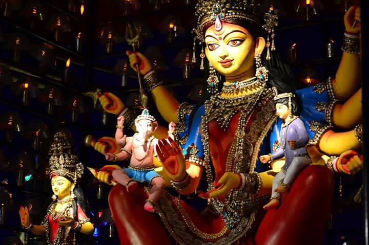 বাবুবাগান সার্বজনীন: দক্ষিণ কলকাতার আরও একটি জনপ্রিয় পুজো হল, বাবুবাগান সার্বজনীন। তাদের মণ্ডপ এবং প্রতিমার পাশাপাশি আলোকসজ্জাও কাজও বেশ প্রশংসিত। এটি মূলত দক্ষিণ কলকাতার পুজো পরিক্রমায় একটি গুরুত্বপূর্ণ স্টপ।