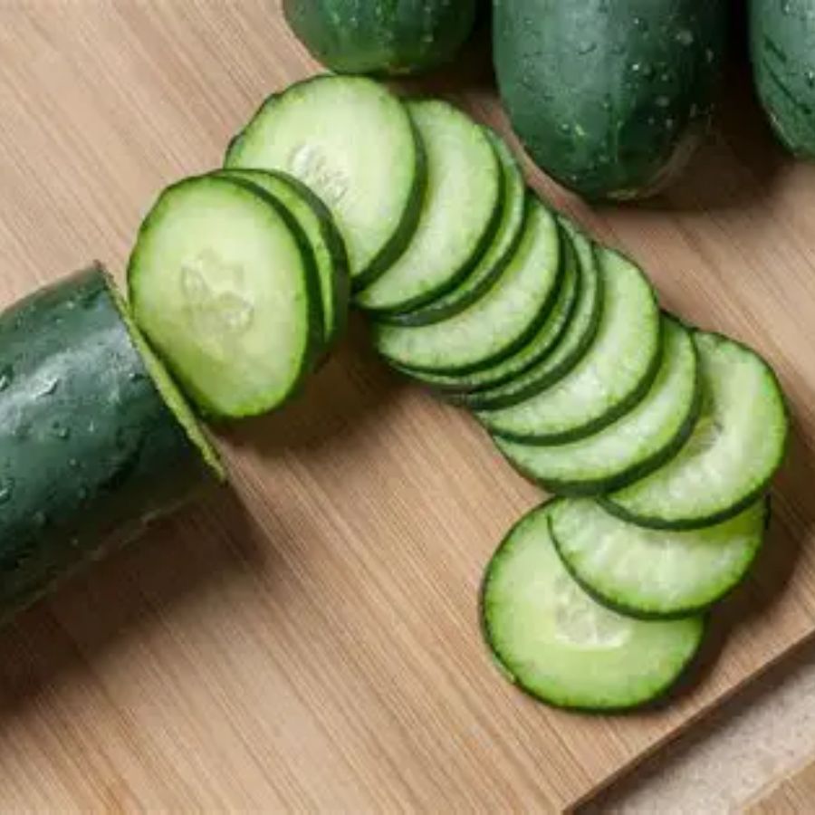 চোখের নীচের কালি দূর করতে প্রথমেই আসে শসার নাম। ফ্রিজে রাখা ঠান্ডা শসার টুকরো দিনে ১০–১৫ মিনিট চোখে রাখলেই তরতাজা দেখায়, কালি অনেকটাই হালকা হয়। 