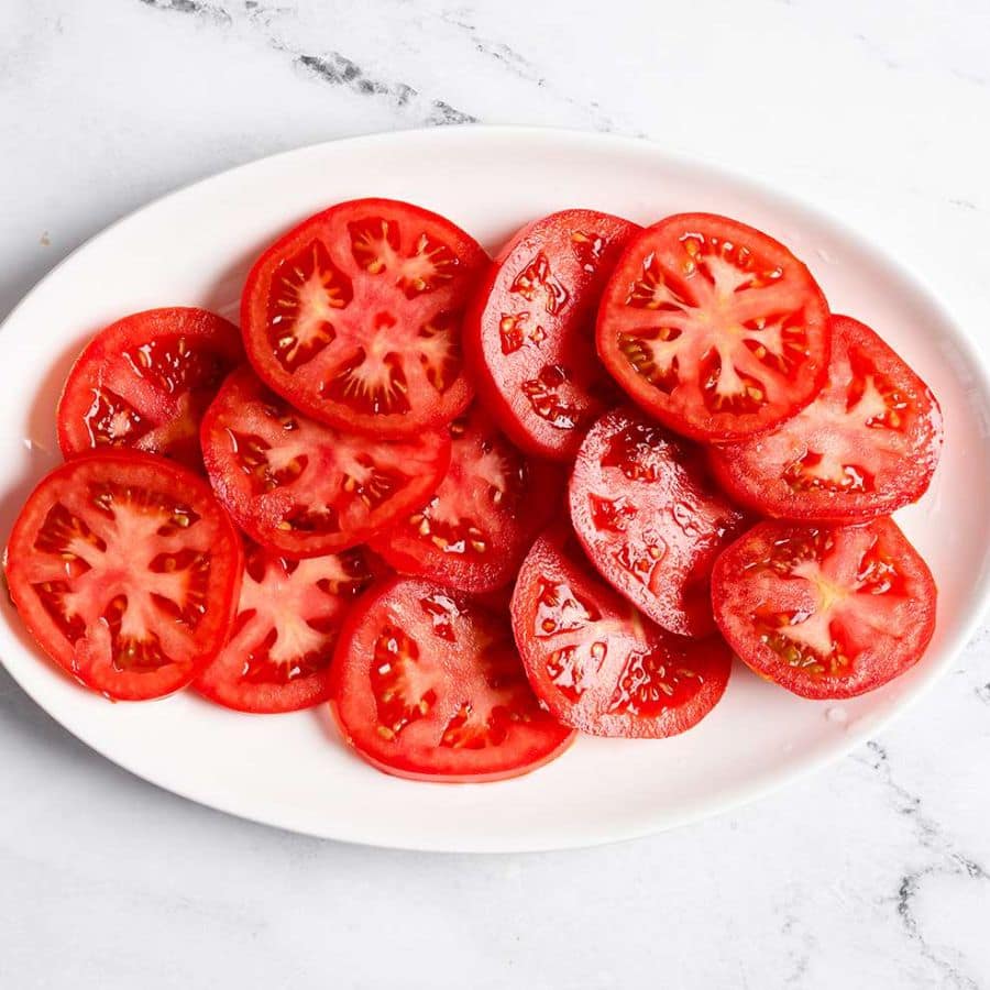 একই ভাবে আলু বা টোম্যাটোর টুকরোও ব্যবহার করা যায়। ভিটামিন সি আর অ্যান্টি-অক্সিড্যান্ট চোখের ফোলা ভাব কমিয়ে দেয়।