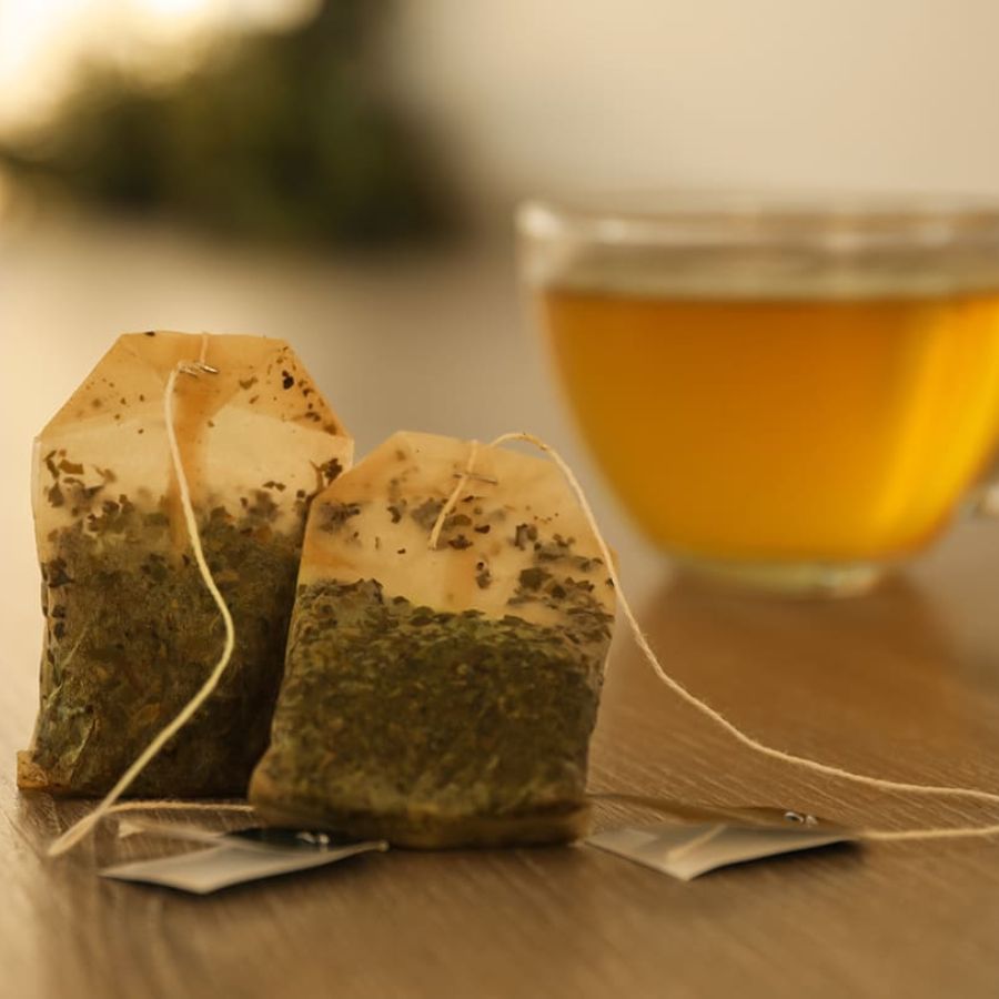 চায়ের ব্যাগও কম যায় না। পুজোর কেনাকাটার পরে একটু জিরিয়ে নিতে একটা ঠান্ডা টি ব্যাগ চোখের উপরে বসিয়ে রাখুন। চায়ের অ্যান্টি-অক্সিড্যান্ট উপাদান চোখের ক্লান্তি দূর করবে আর কালচে ভাব কমিয়ে আনবে। 