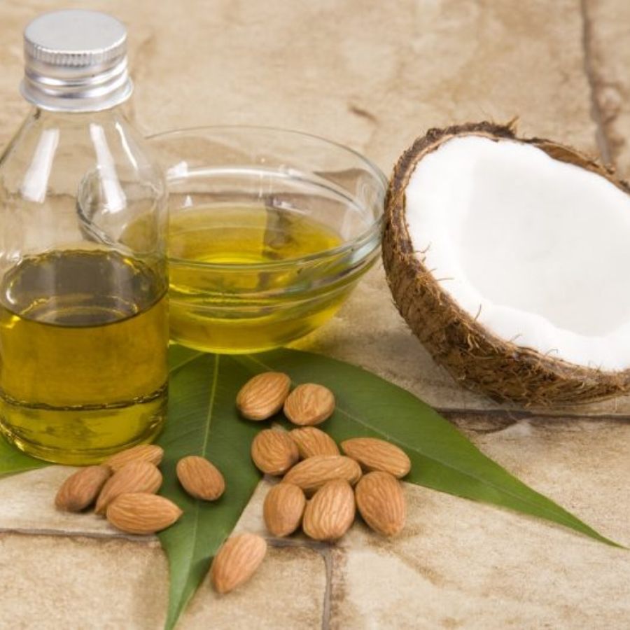 বাদাম তেল আর নারকেল তেলও বহু দিনের পরীক্ষিত উপায়। ভিটামিন ই-সমৃদ্ধ তেল রাতে ঘুমোনোর আগে হালকা হাতে ম্যাসাজ করলে ধীরে ধীরে কালি হালকা হয়। কেউ কেউ তাতে কাঁচা হলুদ মিশিয়ে ব্যবহার করেন।