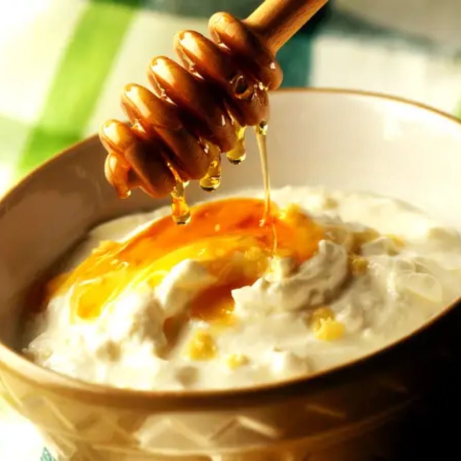 প্যাকের দুনিয়াতেও রয়েছে নানা টিপ্‌স। দই, মধু আর গোলাপজল মিশিয়ে তৈরি ফেসপ্যাক দিনে দু’বার ব্যবহার করলে চোখের তলায় কালি কমে। চাইলে গাজরের রসও লাগাতে পারেন। 