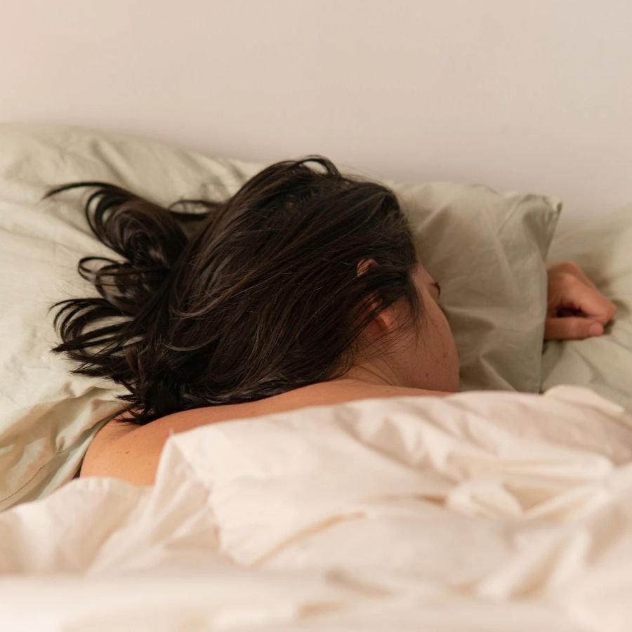 শুধু ঘরোয়া টিপ্‌স নয়, পাশাপাশি নিয়মিত ৭–৮ ঘণ্টা ঘুম, পর্যাপ্ত জলপান আর সানস্ক্রিন ব্যবহারও সমান ভাবে জরুরি। শরীর সুস্থ থাকলে পুজোর আলোয় ঝলমল করবেন আপনিও। 