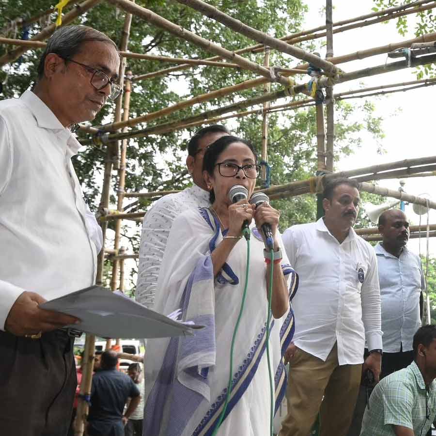 Calcutta High Court has allowed a sit-in by former army officers against CM Mamata Banerjee's comments dgtl